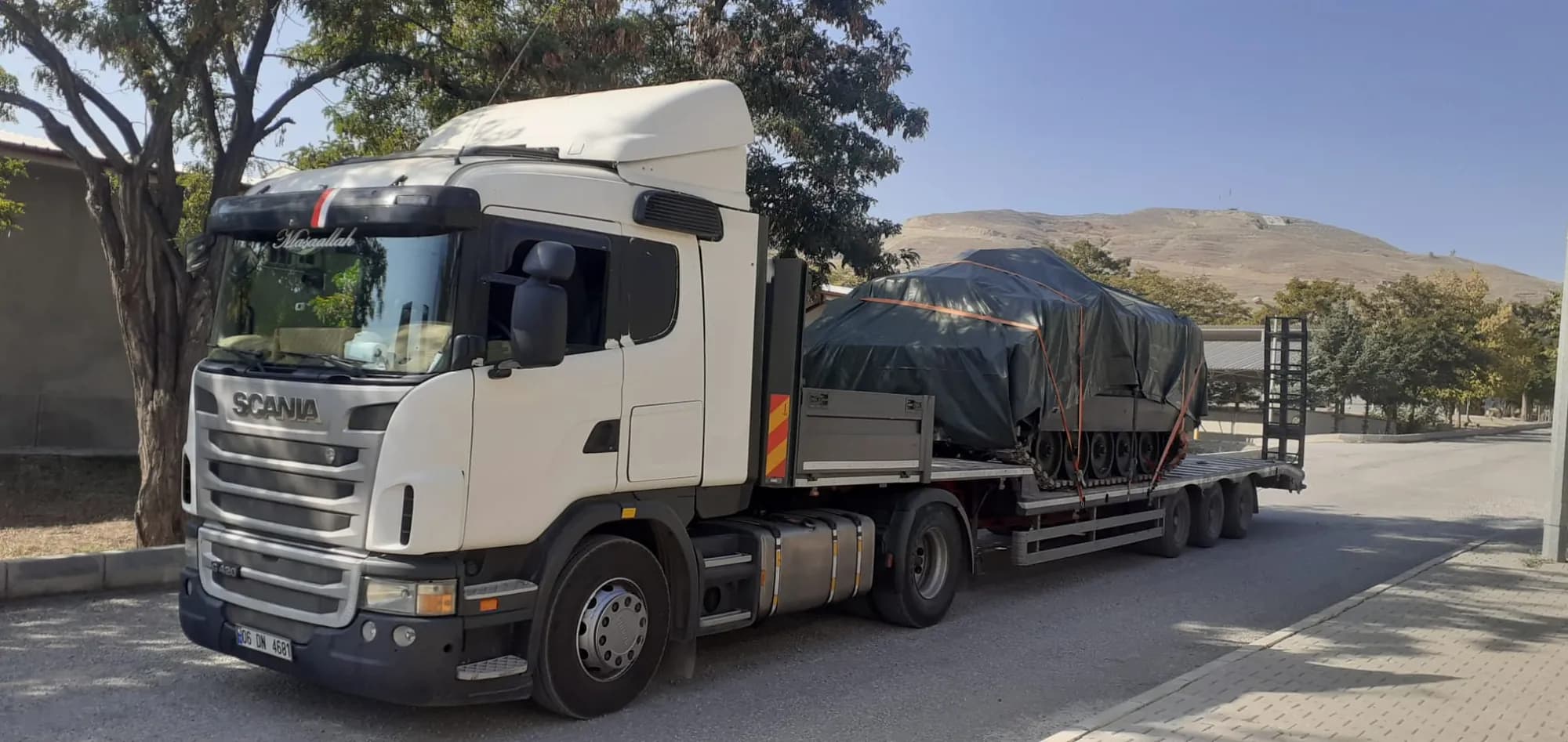 Ortulu paletli arac tasima — MY Nakliyat ağır nakliyat